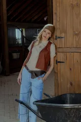 Remera marrón de algodón con logo AW bordado en el frente, corte holgado y mangas cortas.