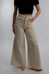 Pantalón wide leg negro de denim 100% uruguayo, confeccionado con un tejido premium de 98% algodón y 2% elastano.