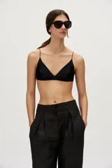 Corpiño triángulo negro confeccionado en lycra, con tirantes elásticos y etiqueta de marca en el lateral.