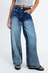 Pantalón de denim de corte ancho en dos tonos de azul, con diseño desgastado.