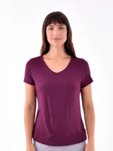 Remera color púrpura con cuello en V y mangas cortas.
