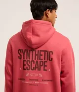 Hoodie color salmón de algodón con felpa, corte comfort, capucha con cordón ajustable, manga larga, bolsillo canguro, barras ajustadas y estampa lettering "Synthetic escape" en frente y espalda.