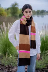 Bufanda larga tejida a rayas horizontales en tonos marrón, beige y rosa.