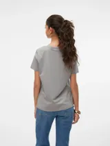 Camiseta gris de algodón con estampado de una cara de mujer con una rosa.