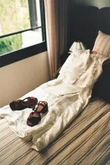 Sandalia de terciopelo verde con taco cuadrado de 7 cm, punta cuadrada y tiras anchas anudadas en el empeine. Cuenta con una tira fina ajustable al tobillo con hebilla dorada.