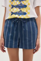 Short de algodón azul marino con rayas verticales blancas, tiro medio y cordón ajustable en la cintura.