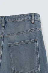 Pantalón de jean azul de corte amplio, con efecto encerado y lavado.