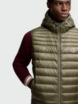 Chaleco puffer con capucha Moncler modelo Orant, color verde oliva, con cierre frontal y logo en el pecho.