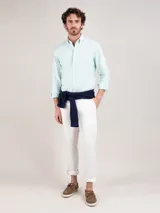 Camisa celeste de hombre, marca El Ganso, de corte regular fit, cuello button-down, manga larga con puño simple y logo bordado en el pecho. Confeccionada en tejido oxford compuesto por 93% algodón y 7% algodón reciclado.