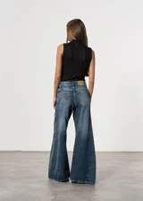 Pantalón de jean color crudo, de corte mega wide leg y tiro alto.
