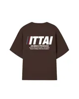 Remera color crema de corte recto y mangas cortas, con estampado en la espalda con el logo "ITTAI" en negro con líneas rojas, azules y blancas, y la leyenda "AN IBIZA PRODUCE. Ittai Stars Department Gallery - Ibiza Edition. If you're in Ibiza, 112 is not an option.".