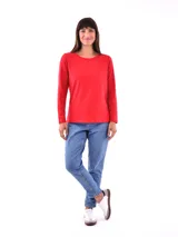 Remera de manga larga color rojo con botones dorados en los hombros.