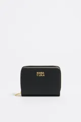 Monedero negro de piel con logo Bimba y Lola estampado, estructura rígida, acabados metálicos dorados, tarjetero interior y cierre de presión.