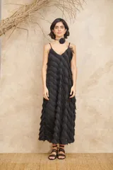 Vestido largo color rosa viejo, con breteles finos y escote en V. Presenta flecos diagonales en toda la prenda.