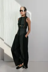 Pantalón palazzo negro de tiro alto y corte amplio.