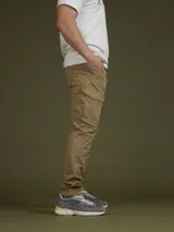 Pantalón cargo color marrón con bolsillos laterales con solapa y corte ajustado.