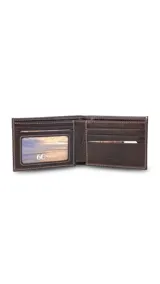 Billetera de cuero marrón oscuro con costuras artesanales en hilo blanco. Interior con compartimentos para billetes, visor y tarjeteros.