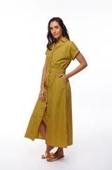 Vestido camisero midi color mostaza, con cuello clásico, mangas cortas con dobladillo, cintura elastizada, cierre frontal con botones y abertura en la falda.