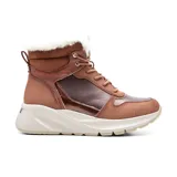 Bota acordonada marrón con detalles en charol y cuello de piel sintética blanca.