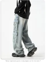 Pantalón de jean azul claro lavado, de corte ancho y holgado (oversize), con múltiples bolsillos cargo en los laterales.