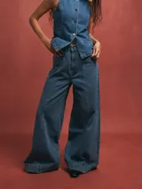 Pantalón de jean azul de corte palazzo con costuras verticales en el frente.