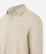 Camisa regular de lino color beige, con cuello inglés, manga larga y abotonadura frontal.