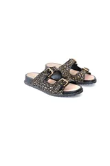 Sandalias planas negras con tachas doradas y plateadas, dos correas ajustables con hebillas metálicas y plataforma baja.