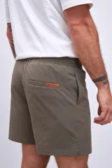 Short de baño marrón con cordón ajustable en la cintura.
