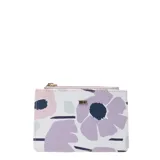 Billetera pequeña con cierre superior, estampado de flores en tonos lila, rosa y azul sobre fondo blanco. Incluye logo metálico de la marca en dorado.