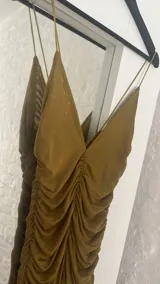 Vestido largo verde oliva de microtul con escote en V, breteles finos y fruncido en la parte delantera.