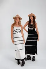 Vestido largo tejido a crochet, color negro con rayas horizontales blancas.