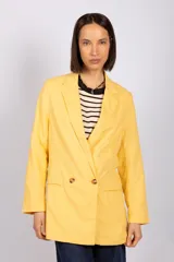 Blazer largo color blanco con bolsillos frontales.