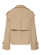 Trench corto color beige con doble botonadura, cuello de solapa invertida, manga larga con puños abotonados, bolsillos laterales y forro completo.