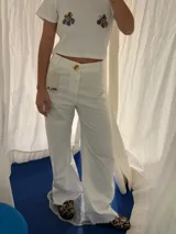 Pantalón jean blanco de corte acampanado.