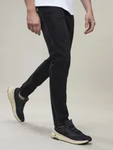 Pantalón de vestir azul marino, de corte recto, con bolsillos laterales y traseros.