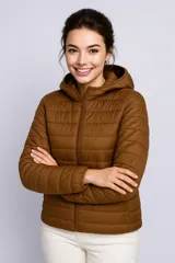 Campera marrón de nylon con capucha y cierre frontal.