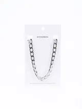 Collar plateado de eslabones grandes.