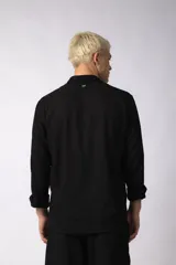 Camisa color crudo de lino con caída liviana y calce relajado, cuello abierto y manga larga. Confeccionada en 70% rayón y 30% lino.