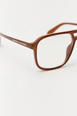 Lentes de sol aviador con montura de carey y lentes marrones.