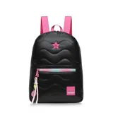 Mochila negra acolchada con diseño de ondas horizontales, detalles en rosa y etiqueta con el logo de Trendy.