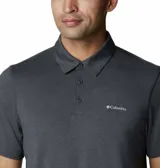 Polo de hombre Columbia Tech Trail, color blanco, de manga corta, con logo bordado en el pecho. Confeccionada en tejido hidroabsorbente Omni-Wick™ con elastano.