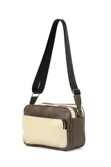 Bandolera negra de cuero vegano con bolsillo frontal con textura símil cocodrilo y correa regulable.