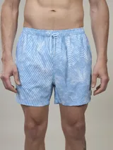 Short de baño celeste con estampado de líneas onduladas en azul marino y blanco.