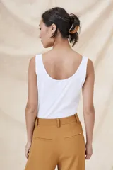 Musculosa negra de algodón, con calce al cuerpo y escote amplio.