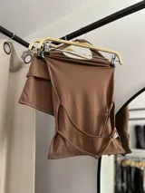 Conjunto negro de top halter y short ajustado.