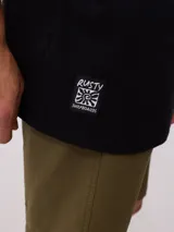 Remera de hombre color crudo, de corte recto y mangas cortas. Estampado frontal y trasero con el logo de la marca.