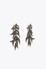 Par de aros colgantes metálicos con forma de hojas en relieve y aplicación de joyas a contraste. Cierre con tuerca.