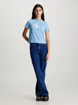 Remera cropped de color celeste, confeccionada en algodón regenerativo, con cuello redondo y manga corta, estampada con monograma 3D de Calvin Klein.