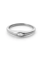 Anillo de plata 925 con una zirconia incrustada en forma de ojo de marquesa.