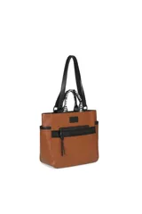 Bolso tipo shopper color rosa pálido con detalles en negro. Tiene doble asa corta y una correa larga extraíble. En la parte frontal tiene un bolsillo con cierre y una banda con la inscripción "TRENDY".